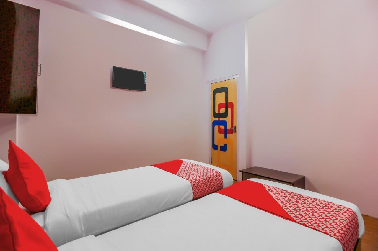 Oyo 17168 Hz Lodge Hyderabad Luaran gambar