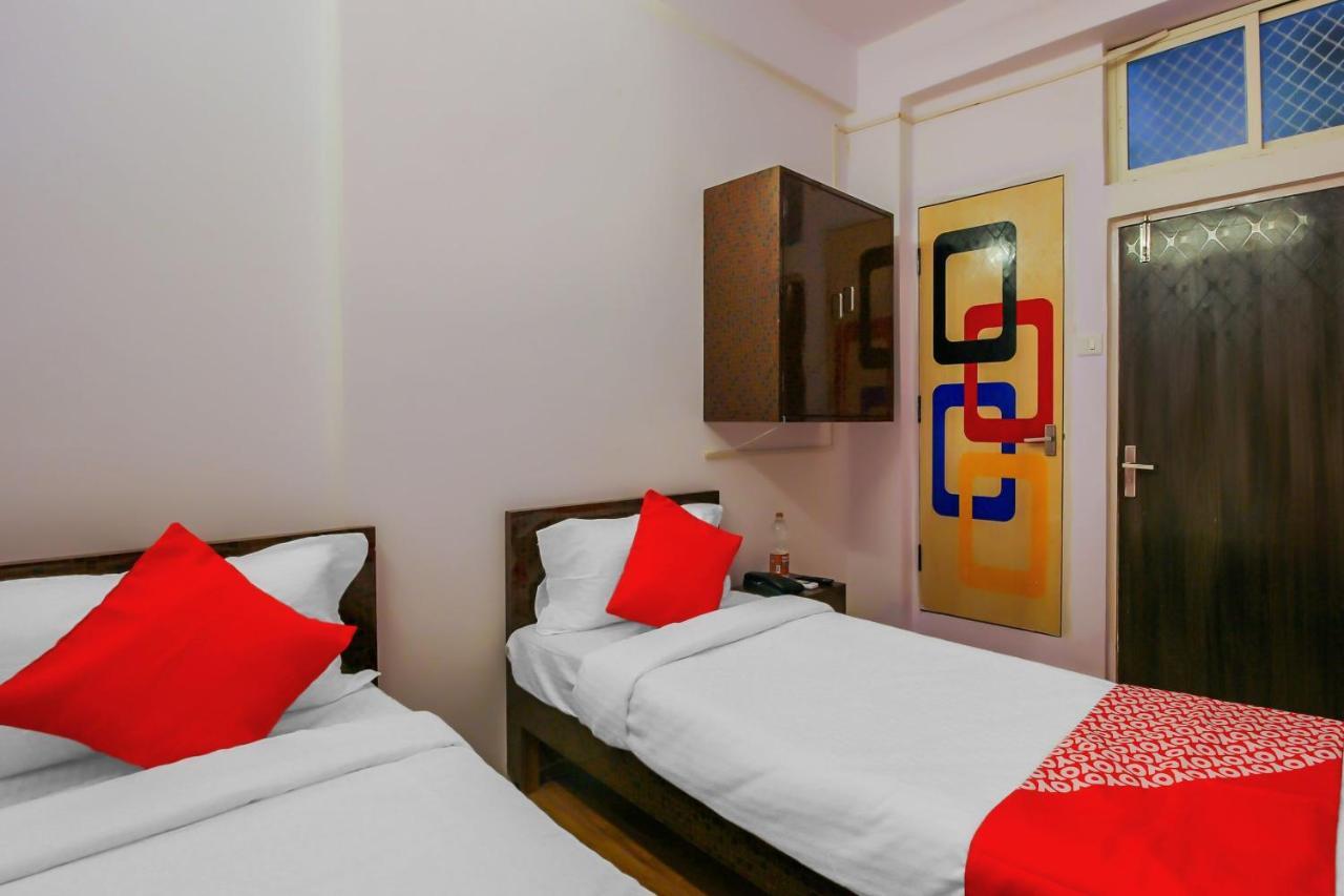 Oyo 17168 Hz Lodge Hyderabad Luaran gambar