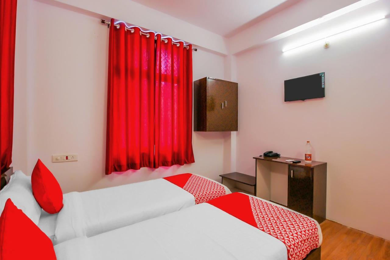 Oyo 17168 Hz Lodge Hyderabad Luaran gambar