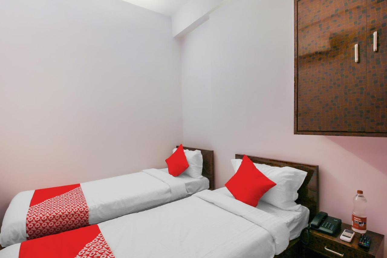 Oyo 17168 Hz Lodge Hyderabad Luaran gambar