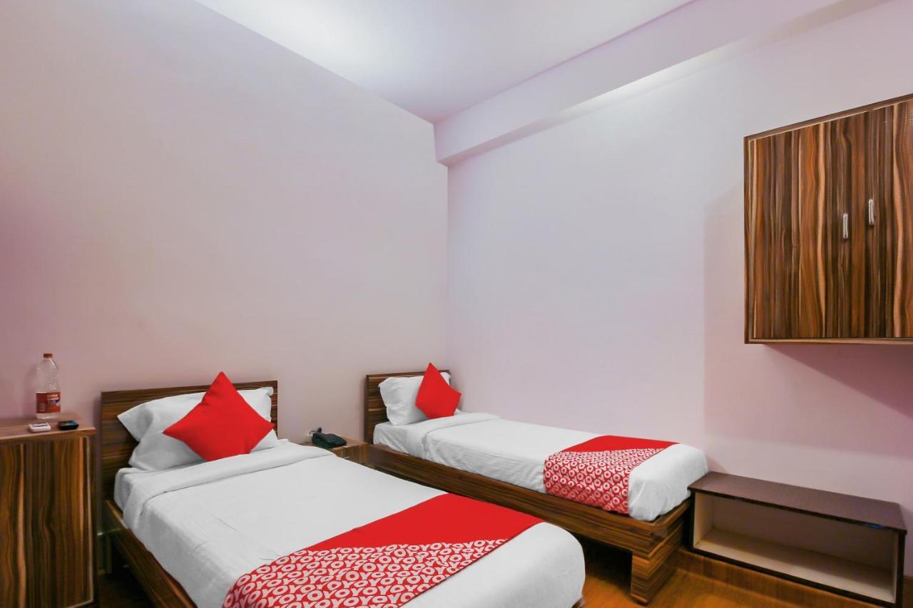 Oyo 17168 Hz Lodge Hyderabad Luaran gambar