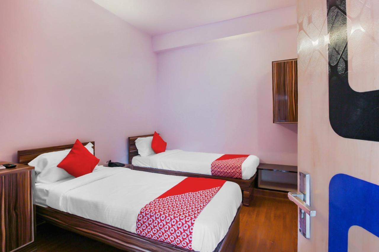 Oyo 17168 Hz Lodge Hyderabad Luaran gambar