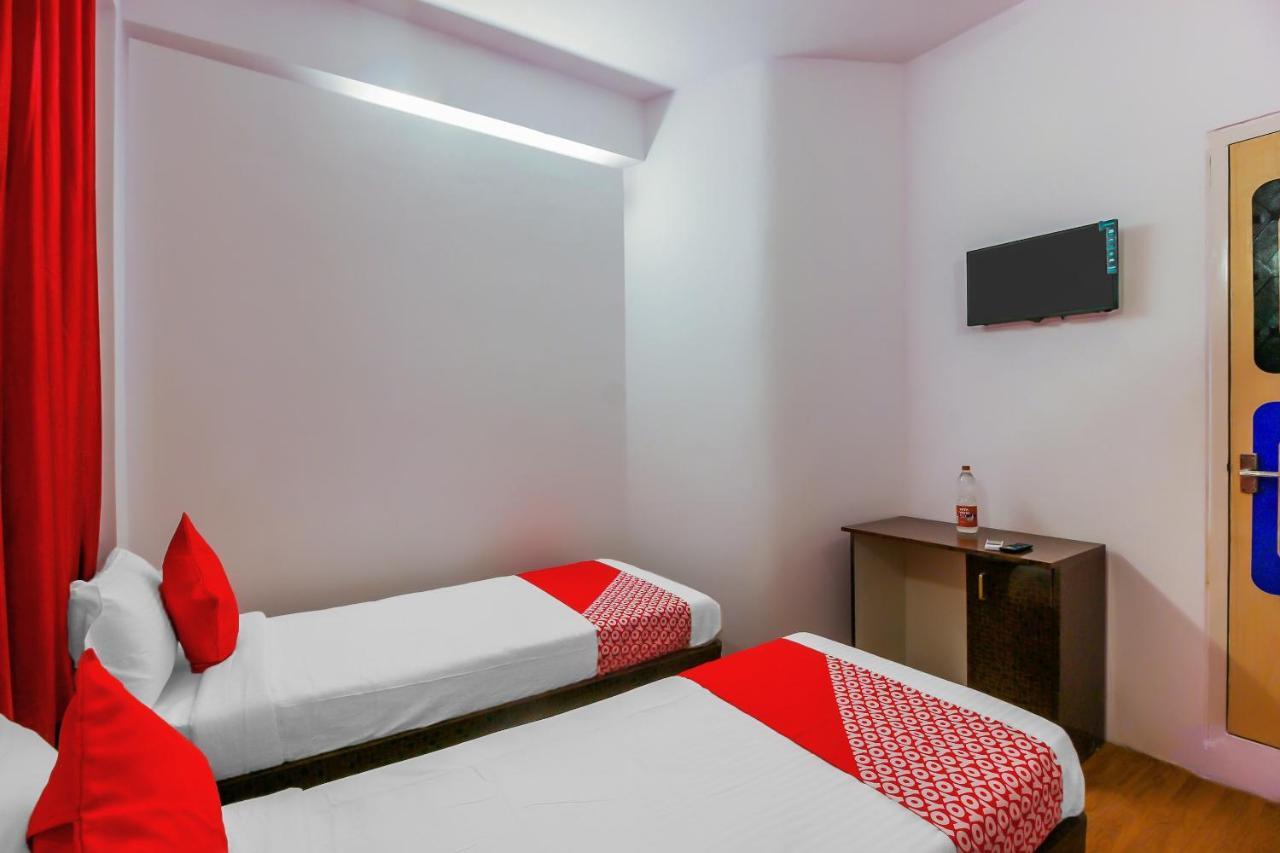 Oyo 17168 Hz Lodge Hyderabad Luaran gambar